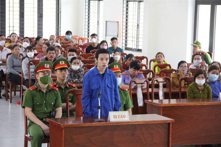 “Nghịch tử” đánh mẹ dã man, cướp tài sản: Ngày 19/11, TAND TP Đà Nẵng mở phiên tòa, tuyên phạt Nguyễn Ngọc Tây (SN 2001, trú xã Hòa Nhơn) tổng 29 năm tù về các tội “Giết người”, “Cướp tài sản”,“Trộm cắp tài sản”. Sau khi chấp hành xong án phạt tù về tội "Trộm cắp tài sản", Nguyễn Ngọc Tây tiếp tục nhiều lần phạm tội. Khoảng 6h ngày 18/1, Tây xảy ra cãi vã với mẹ ruột là Nguyễn Thị Tuyết (SN 1973). Tây lấy chảo đánh mạnh vào đầu bà Tuyết. Khi mẹ bỏ chạy, Tây xô vào phòng ngủ, cầm chảo đánh liên tiếp khiến mẹ mình bất tỉnh. Tây lấy của mẹ một điện thoại OPPO, 2,5 triệu đồng rồi bỏ trốn. Giám định thương tích, tỉ lệ tổn thương cơ thể bà Tuyết lên đến 57%.