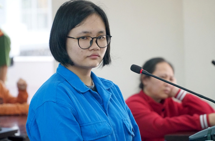 Con gái đầu độc cha ruột bằng xyanua: Ngày 15/12, TAND Bà Rịa - Vũng Tàu tuyên Tống Thị Tùng Linh (21 tuổi, TP Bà Rịa) tù chung thân về tội giết người, 3 năm tù về tội hủy hoại tài sản, 3 năm tù về tội mua bán trái phép chất độc. Do bị cha là ông T.H.Đ (54 tuổi) chửi mắng, Linh nảy sinh ý định sát hại cha. Linh từng cho thuốc ngủ vào chai nước cho bố uống nhưng không ảnh hưởng sức khỏe. Sau đó, Linh bắt xe về chợ Kim Biên (quận 5, TP HCM) mua xyanua của Trần Thị Ngọc Thư về hòa vào chai nước cho cha uống dẫn đến tử vong. Linh tiếp tục mua vật liệu lấp giấu xác cha, lấy xăng đốt nhà.