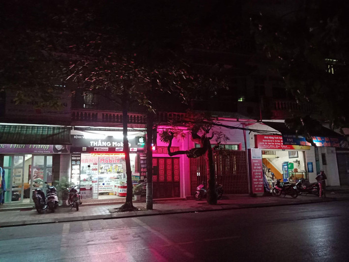Cổng phía đường Hùng Vương vắng tanh.