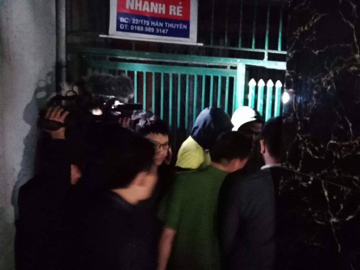 Trong lúc việc khám xét diễn ra, toàn bộ đèn trong nhà và ngoài ngõ lối vào ngôi nhà đều bị tắt.