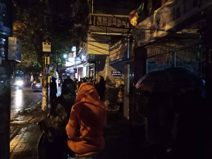 Thời điểm diễn ra việc khám xét nhà ông Phan Văn Vĩnh, ngoài trời có mưa và lạnh. Trong ảnh, người dân xung quanh nhà ông Vĩnh chăm chú theo dõi.