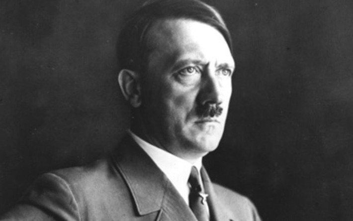 Để tránh bị đầu độc, mỗi lần Hitler dùng bữa tại "Hang Sói" đều có 15 phụ nữ làm công việc nếm thử thức ăn. Sau khoảng 1 giờ không có người nào làm sao, trùm phát xít Đức mới thưởng thức bữa ăn.