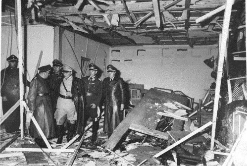 Khi Hitler đến "Hang Sói" tham gia một cuộc họp, Stauffenberg cũng tham dự và mang theo một vali tài liệu chứa bom. Ông đặt thiết bị nổ gần chỗ ngồi của Hitler và hẹn giờ cho nổ. Sau khi hoàn thành, ông rời khỏi phòng họp. Thế nhưng, khi bom sắp phát nổ, một sĩ quan Đức vô tình đẩy chiếc vali ra chỗ khác.