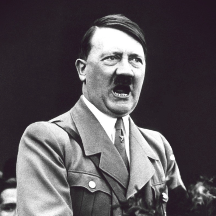 Dù triển khai nhiều biện pháp an ninh chặt chẽ như vậy nhưng Hitler vẫn bị ám sát tại "Hang Sói" vào ngày 20/7/1944. Thủ phạm chính là sĩ quan Đức Claus von Stauffenberg.
