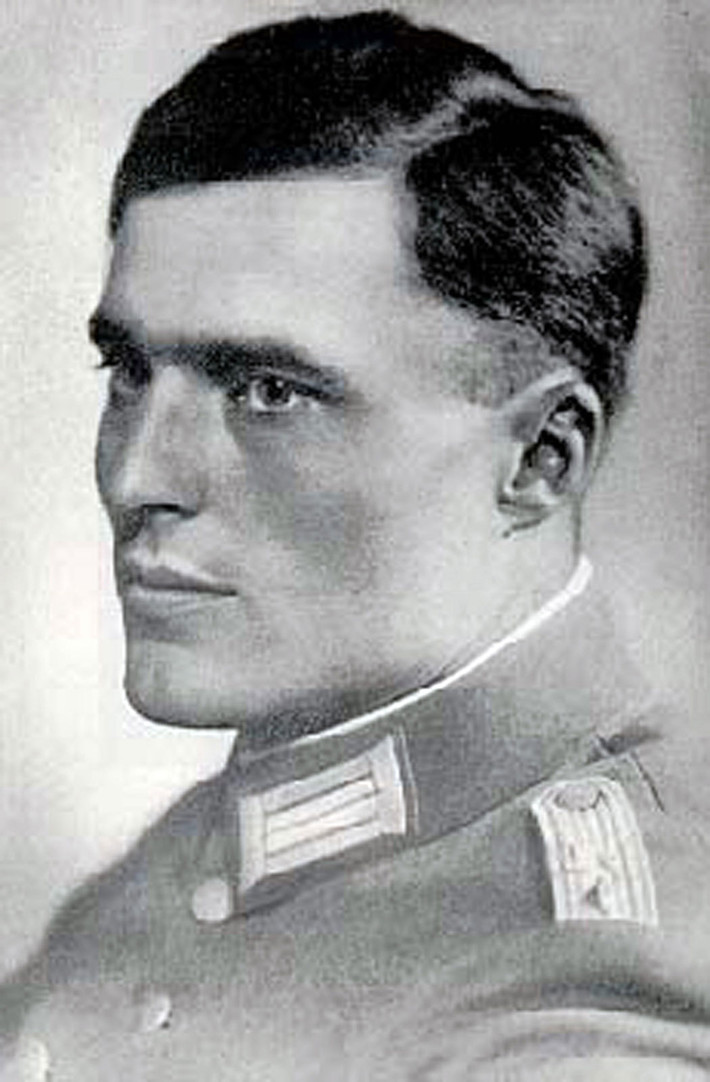 Stauffenberg (trong ảnh) cùng các đồng đội bí mật lên kế hoạch ám sát Hitler sau khi nhận ra những tội ác kinh hoàng của y và chính quyền Đức quốc xã đối với người dân thế giới.