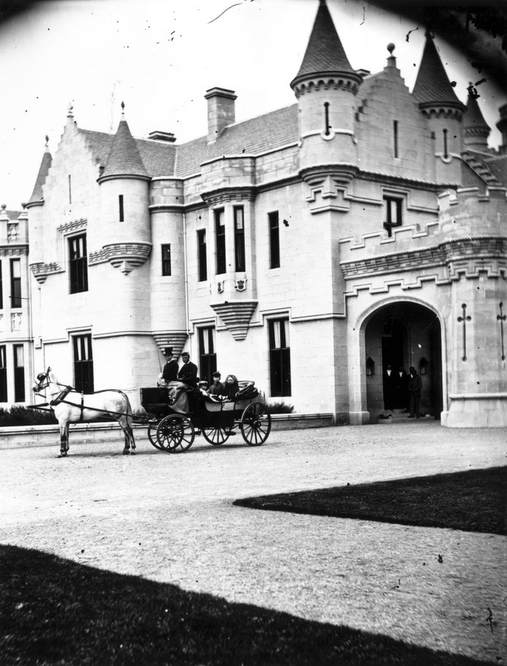 Hoàng tử Albert - chồng của Nữ hoàng Victoria, mua tòa lâu đài Balmoral cổ kính vào năm 1852. Ông mua bất động sản có từ thế kỷ 15 này làm quà tặng vợ.
