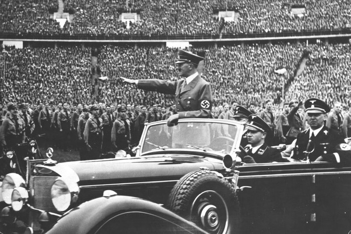 Năm 1945, Đức quốc xã đầu hàng quân Đồng minh không điều kiện góp phần kết thúc Thế chiến 2. Trong bối cảnh đó, Mỹ thực hiện một chiến dịch bí mật nhằm chiêu mộ các nhà khoa học từng làm việc cho phát xít Đức.