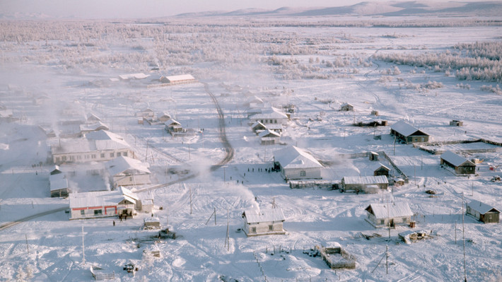 Nằm ở vùng Siberia, Nga, ngôi làng Oymyakon được biết đến là vùng đất lạnh giá nhất thế giới có người sinh sống. Khoảng 500 người sinh sống tại ngôi làng này.
