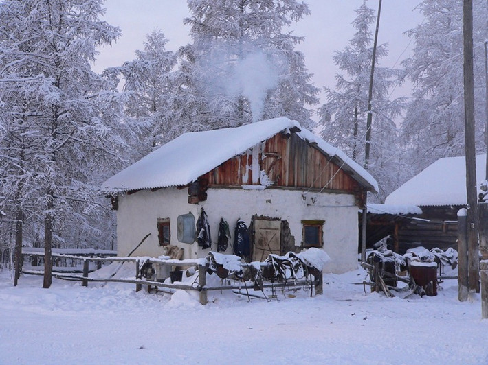 Với nhiệt độ thấp như vậy vào mùa Đông, hầu hết mọi thứ ở làng Oymyakon đều bị đóng băng. Đường xá luôn phủ đầy tuyết, những chai nước hay rượu có thể đóng băng nhanh chóng khi để ở ngoài trời...