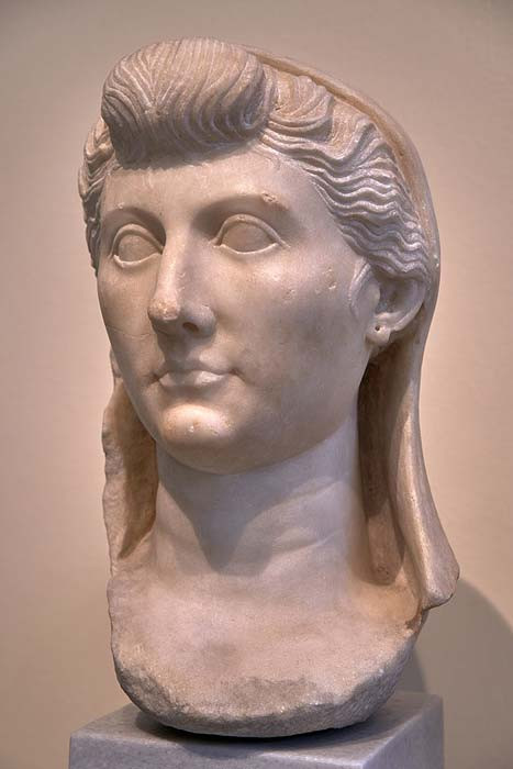 Trong số những người vợ, Livia Drusilla là nổi tiếng nhất. Bà là con gái thượng nghị sĩ Marcus Livius Drusus Claudianus. Do vậy, bà lớn lên trong gia đình quyền quý và giàu có.