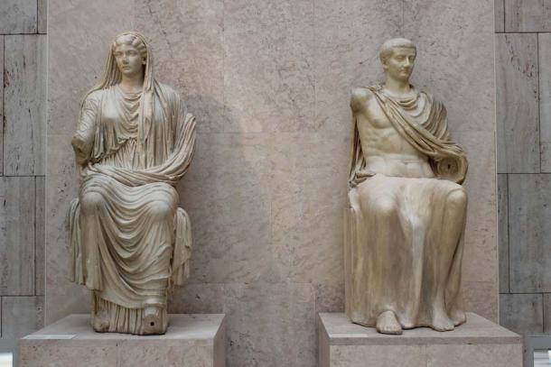 Khác với nhiều người vợ của hoàng đế La Mã Augustus nhập cung là một trinh nữ, Livia có một đời chồng và 2 con riêng.