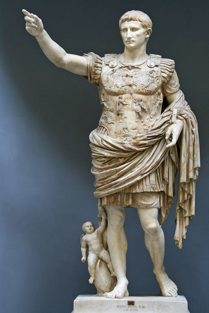 Hoàng đế La Mã đầu tiên trong lịch sử được ghi nhận là Augustus. Ông trị vì đế chế La Mã từ năm 58 trước Công nguyên - năm 14 sau Công nguyên.