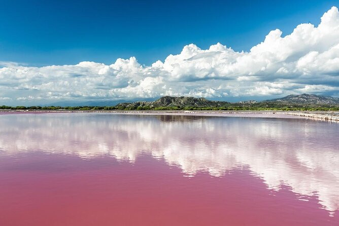 Màu sắc lạ lùng của hồ Retba khiến nhiều người không khỏi tò mò lý do vì sao.