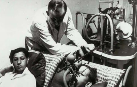Trong số này có việc chính quyền phát xít của Hitler ra lệnh cho các nhà khoa học thực hiện nhiều thí nghiệm rùng rợn.