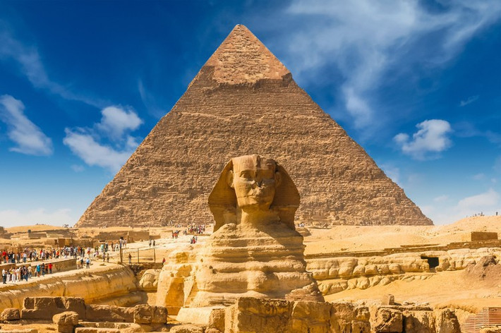 Nằm tại cao nguyên Giza, bức tượng Nhân sư lớn (The Great Sphinx) là một trong những bức tượng lớn và cổ nhất thế giới tồn tại đến ngày nay.
