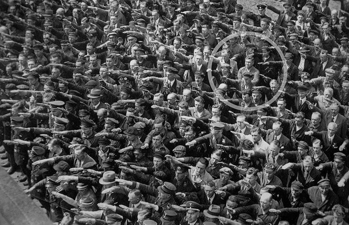 Người lính Đức duy nhất không chào Hitler theo kiểu phát xít. Bức ảnh lịch sử hiếm có khó tìm này được chụp năm 1936.