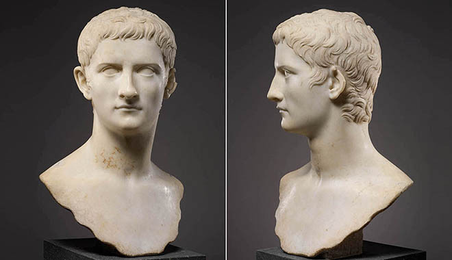 Vào thời điểm lên ngôi, hoàng đế Caligula của La Mã được thượng viện La Mã, thần dân yêu quý và chào đón. Ông được ca ngợi là một minh quân vì có những quyết sách đúng đắn và kịp thời.