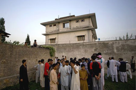 Người dân địa phương gọi ngôi nhà của Bin Laden là dinh thư Waziristan Haveli hay Waziristan. Không ai rõ có bao nhiều người sống trong ngôi nhà này.