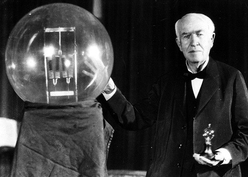 Theo đó, vào năm 1879, Edison sáng chế ra bóng đèn điện. Ông sử wolfram làm dây tóc cho bóng đèn sợi đốt.