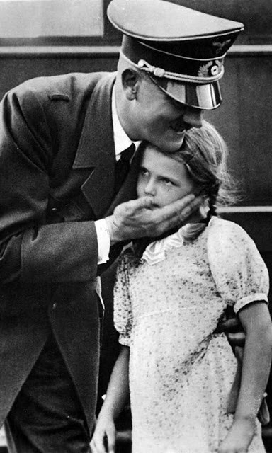 Nhà độc tài Hitler dành những cử chỉ ấm áp dành cho cô bé Helga.
