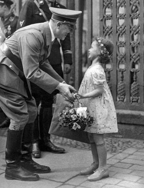 Hitler khom mình khi trò chuyện với cô bé Helga.