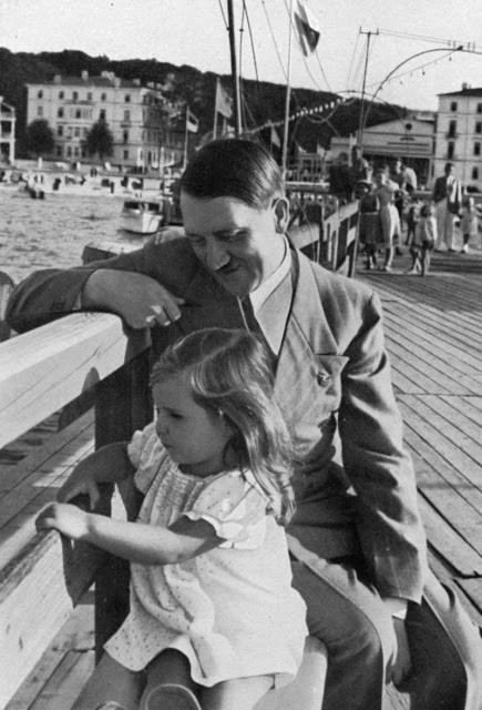 Do đó, người dân Đức và thế giới không hề biết đến số ảnh chụp Hitler vui đùa bên trẻ em.