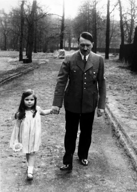 Trùm phát xít Hitler chụp ảnh với một số trẻ em khi là người đứng đầu nước Đức. Tuy nhiên, trước khi chết, nhà độc tài Đức quốc xã không cho công bố số ảnh này.