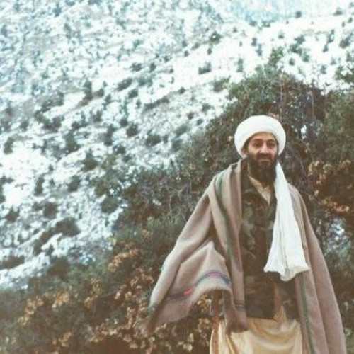 Vào năm 2004, thân tín của Bin Laden là Ibrahim Saeed Ahmed chi 48.000 USD để mua lô đất ở Abbottabad để xây dinh thự cho thủ lĩnh al-Qaeda. Diện tích lô đất này lớn gấp 8 lần so với các ngôi nhà ở lân cận.