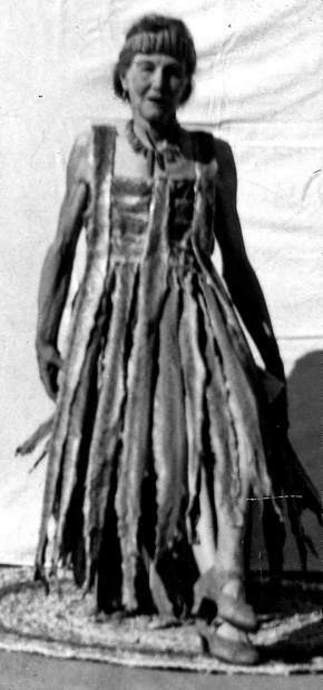 Vào ngày 28/10/1925, Katherine cùng con trai Jack 3 tuổi cưỡi ngựa chơi ở khu vực hồ nước gần trang trại của gia đình.