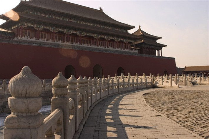 Chiếc bô dùng để giải quyết "nỗi buồn" thường có kích thước lớn và có nắp đậy. Bên trong có tro thực vật và hương liệu.
