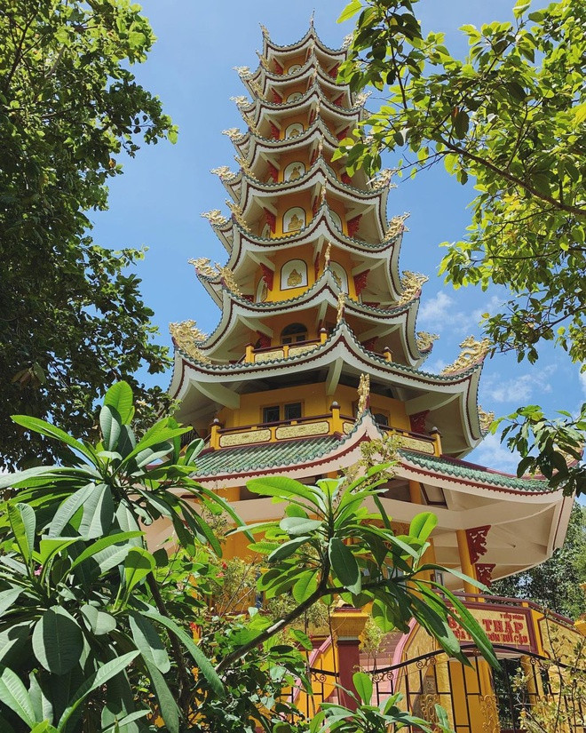 Núi Cậu nằm bên hồ Dầu Tiếng, có chùa Thái Sơn ở lưng chừng sườn núi, nên người dân còn gọi là chùa Thái Sơn Núi Cậu. Chùa là điểm đến nổi tiếng thu hút đông du khách thập phương. Đến đỉnh núi Cậu, du khách có thể ngắm cảnh hồ. Ảnh: Rickdesoto.