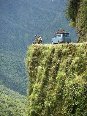 Dù con đường Bắc Yungas vô cùng nguy hiểm nhưng một số người đi xe đạp thích cảm giác mạo hiểm tìm đến đây để có trải nghiệm thú vị.