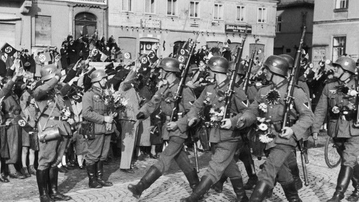 Sau khi Hồng quân giải phóng Estonia khỏi sự kiểm soát của phát xít Đức, các cơ quan an ninh địa phương tiến hành điều tra lý lịch của Kaljo. Họ muốn biết ông đã làm gì trong chiến tranh hay tại sao không bị quân Đức quốc xã gọi nhập ngũ...
