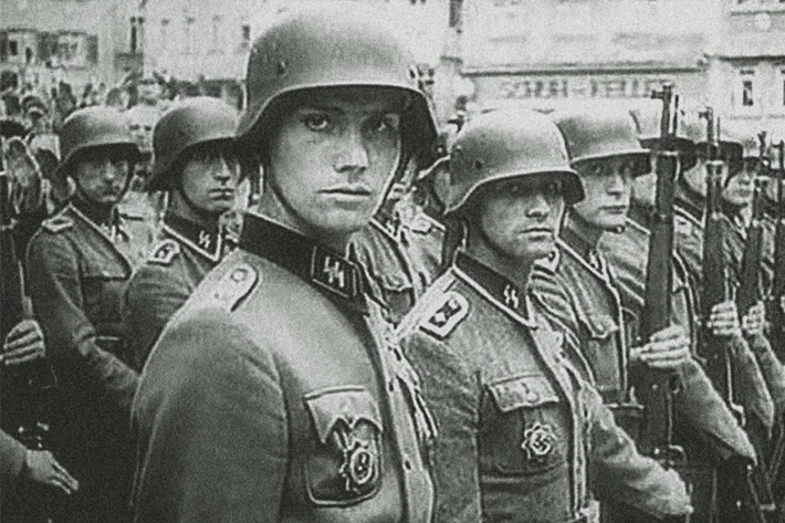 Vào năm 1944, Kaljo Kiisk, 19 tuổi, đến từ Estonia, được điều động vào Sư đoàn Waffen Grenadier số 20 của SS (Sư đoàn số 1 Estonia).