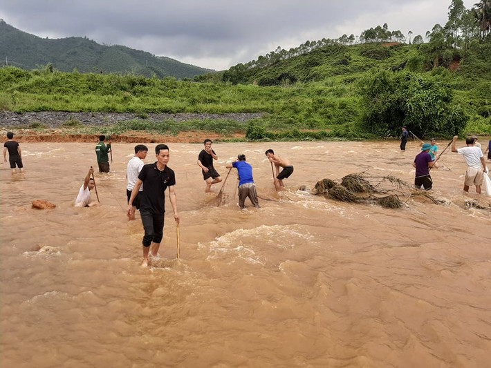 Nhiều người bất chấp nguy hiểm để bắt cá.