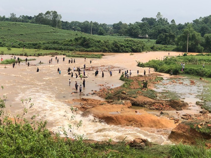 Trong lòng đập, nhiều người đã mang thuyền, lưới để bắt cá. Ngay khi vực dưới hạ lưu cũng có cả trăm người dùng lưới, xiên, dao, nơm và tay không để bắt cá.