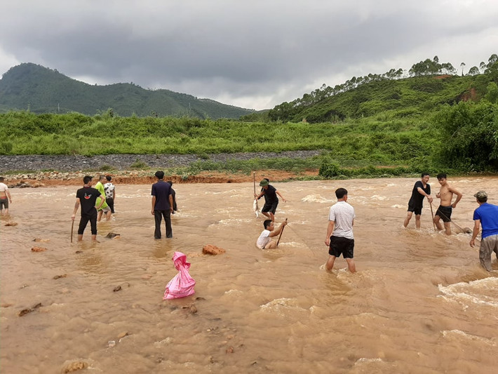 Họ mang đủ các dụng cụ có thể bắt được cá.