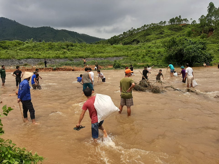 Lượng người kéo đến bắt cá ngày càng đông.