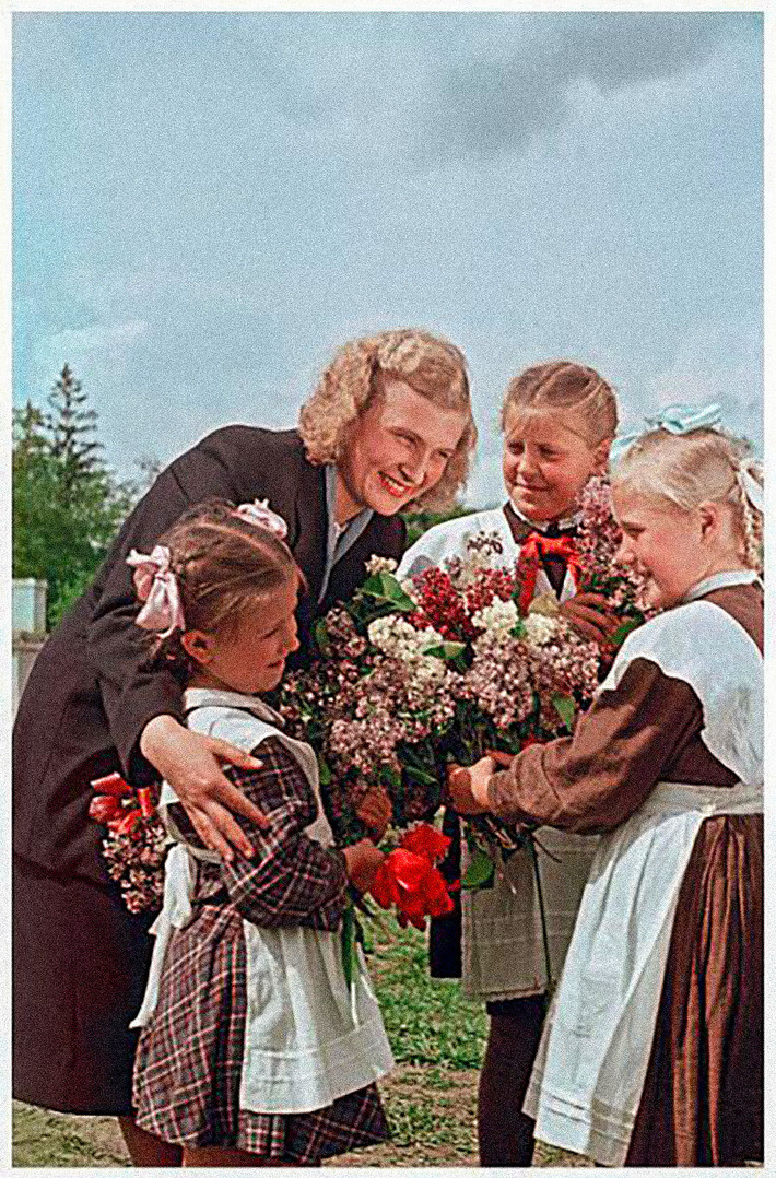 Các bé gái tặng hoa cho cô giáo năm 1952.