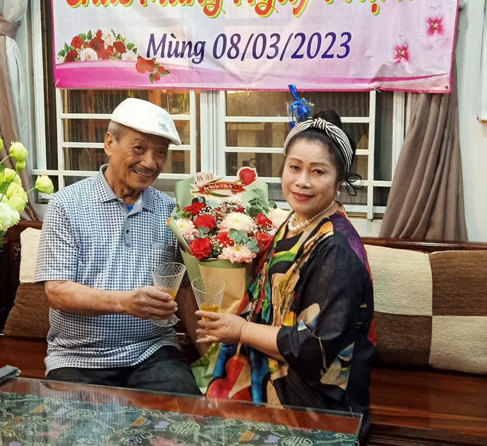 Trần Hiếu chia sẻ: "Lúc đầu, chúng tôi đến với nhau khó khăn lắm. Các con và hai bên gia đình có vẻ chưa thông cảm, sợ chúng tôi khổ và khuyên già rồi cứ ở vậy cho xong. Bây giờ, mọi người biết chúng tôi đến với nhau ngoài tình yêu còn là nghĩa tình sâu nặng nên thông cảm và ủng hộ. Không có gì bằng được con cái thông cảm cho hạnh phúc cuối đời".