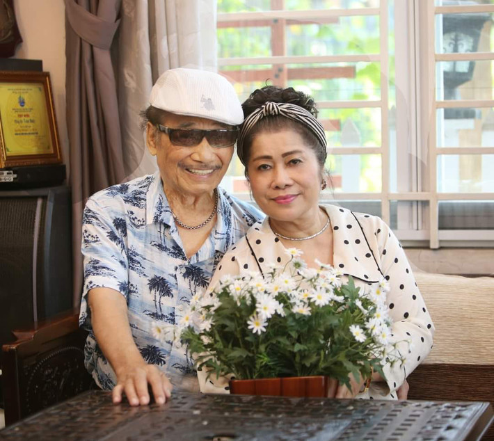 NSND Trần Hiếu mắc nhiều bệnh tuổi già… nên phải kiêng nhiều thứ. Hàng ngày, bà Minh Ngà đi chợ sớm, tự tay chuẩn bị đồ ăn. "Bà ấy thương tôi, cá, thịt phải gỡ xương, tỉ mẩn từng tí một. Vợ tôi rất tuyệt vời, không chỉ tôi cảm nhận mà bạn bè đều nhận xét thế. Tôi vui lắm. Tuổi già bớt đi sự cô đơn khi 2 vợ chồng biết thương nhau", NSND Trần Hiếu chia sẻ.