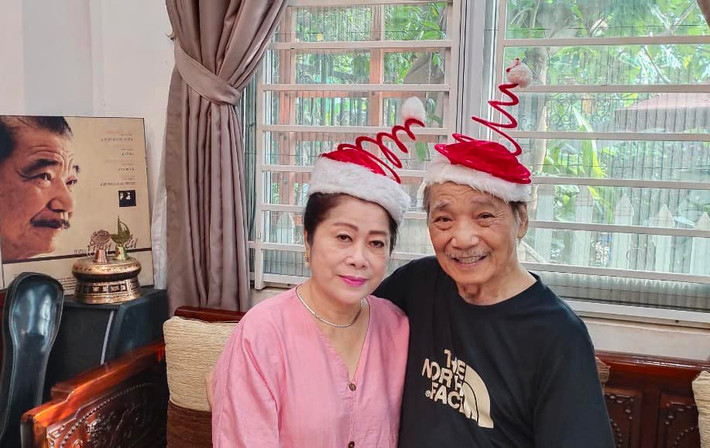 Cả hai sống rất trẻ, thường gọi nhau bằng “nickname” như giới trẻ. Bà gọi ông là “Ông gấu già”, ông gọi bà là “Mắm”. Bà vốn có năng khiếu văn nghệ, lại được ông ủng hộ và dạy hát nên thỉnh thoảng hai ông bà đi hát với nhau.