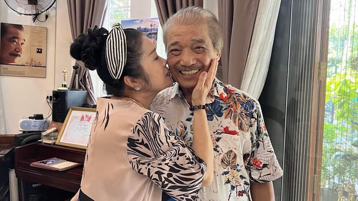 Vợ chồng NSND Trần Hiếu vẫn luôn thể hiện tình cảm lãng mạn. NSND Trần Hiếu bảo không thể thiếu bà, từ lúc ngủ, lúc ăn cho đến đi diễn. Đi đâu ông cũng phải có bà đi cùng, nếu không sẽ thấy thiếu đi một phần quan trọng mà không biết phải làm gì.