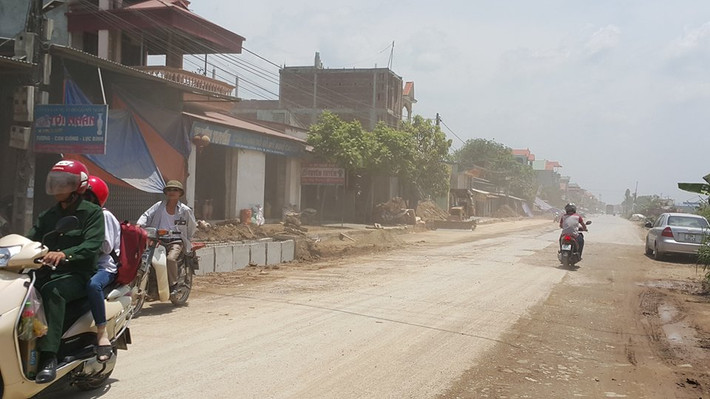 Liên quan đến sự việc, hàng trăm người dâm thôn Đông Giao (xã Lương Điền, huyện Cẩm Giàng, tỉnh Hải Dương) kéo ra QL38 để chặn xe container, xe tải, khiến cho khu vực này bị ách tắc nghiêm trọng từ 17h đến 20h30 ngày 10/6, PV Kiến Thức đã về khảo sát khu vực này và tìm nguyên nhân vì sao người dân lại liên tục mang máy cẩu cẩu bê tông chặn quốc lộ.