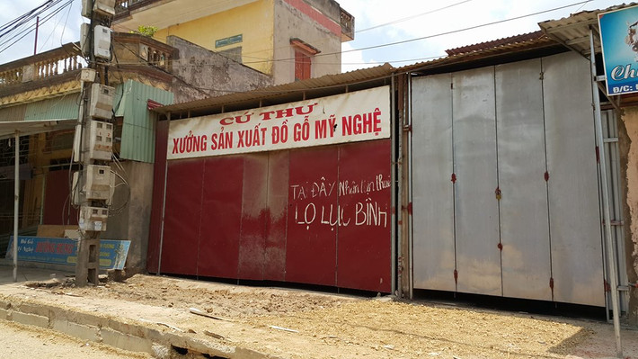 Nhiều nhà phải đóng hẳn cửa để tránh bụi.