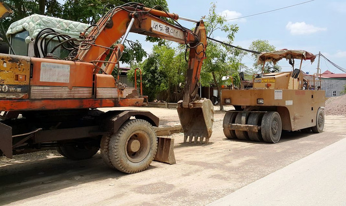 Những chiếc xe của đơn vị thi công nằm im lìm thay vì phải hoạt động hết công suất để đẩy nhanh tiến độ.