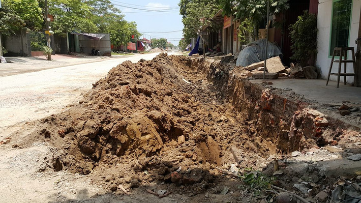Con đường bị đào xới lên, đơn vị thi công không có biện pháp che chắn là nguyên nhân khiến bụi xuất hiện.
