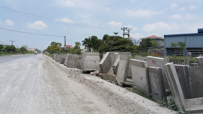 Nhiều khu vực chưa được trải nhựa.