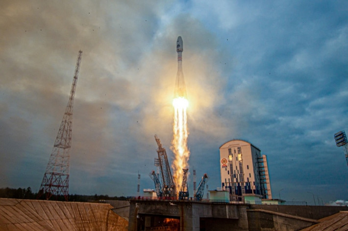 Roscosmos cho biết thêm, các camera được lắp đặt trên Luna-25 đã chụp được những hình ảnh Trái Đất và Mặt Trăng từ xa trong không gian.