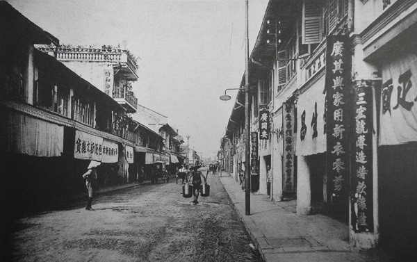 Những ngôi nhà, cửa hàng san sát nhau 2 bên đường Quảng Đông ở khu phố Tàu - Chợ Lớn, nay là đường Triệu Quang Phục, quận 5, và đường Lý Nam Đế quận 11, TP.HCM.